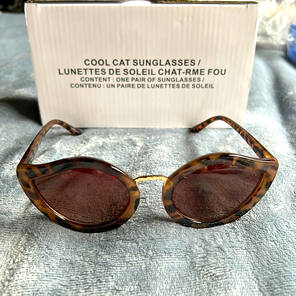 Cool Cat Eye Leopard Print Sunglasses UV Protect Plastic/Chrome Frame Brown Avon